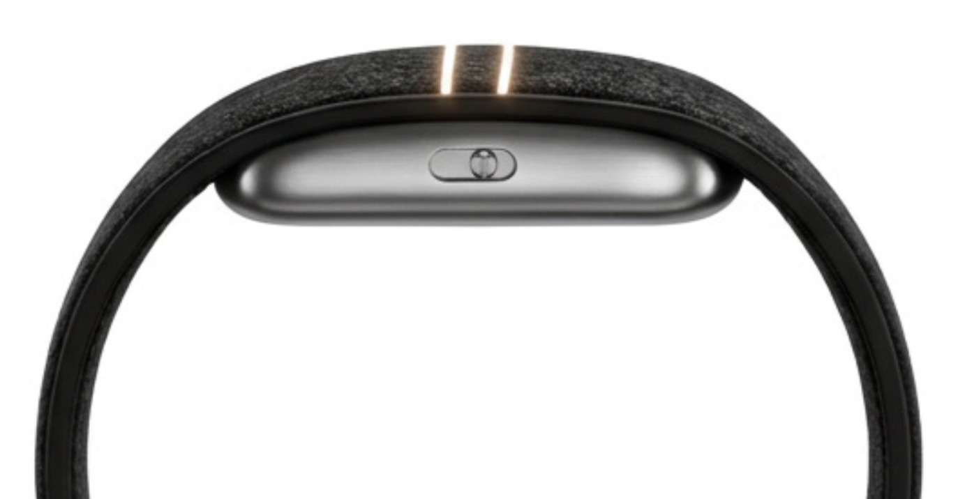 The Moonband seen from the side, two illuminated lines and a small toggle, below a list of tasks and notes it prepared